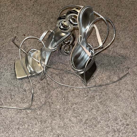 Silver Open Toed Strap-up Leg Shoe S. 36 - Picture 2 of 4